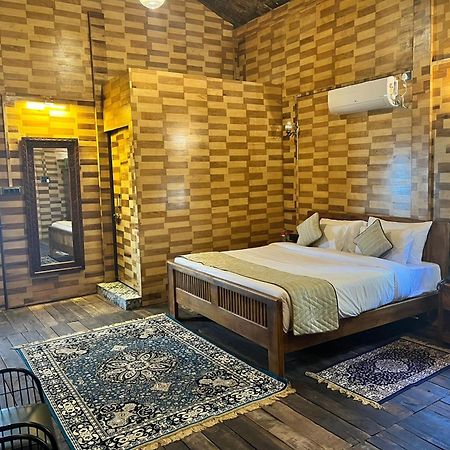Sterling Padam Pench Hotel Khawasa Bagian luar foto