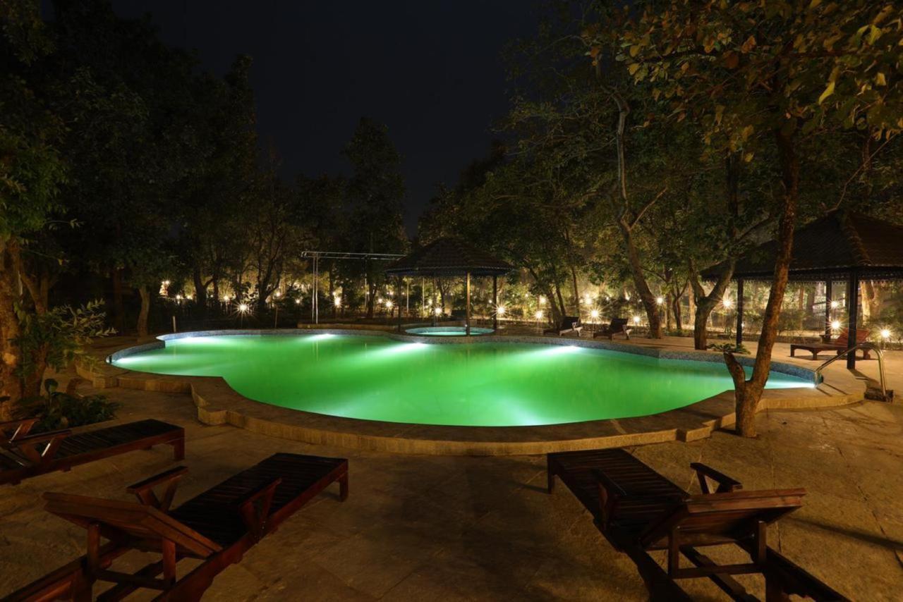 Sterling Padam Pench Hotel Khawasa Bagian luar foto