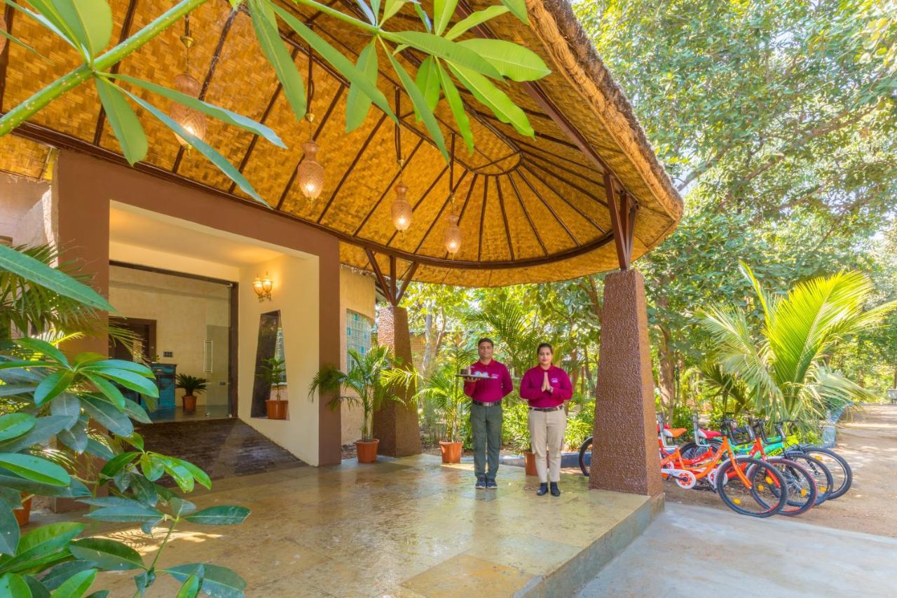 Sterling Padam Pench Hotel Khawasa Bagian luar foto