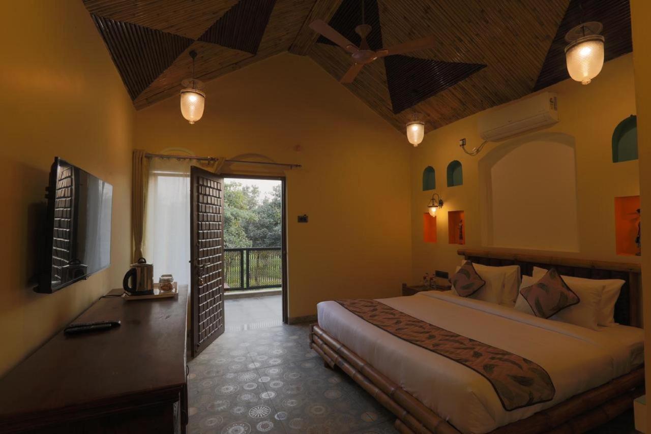 Sterling Padam Pench Hotel Khawasa Bagian luar foto