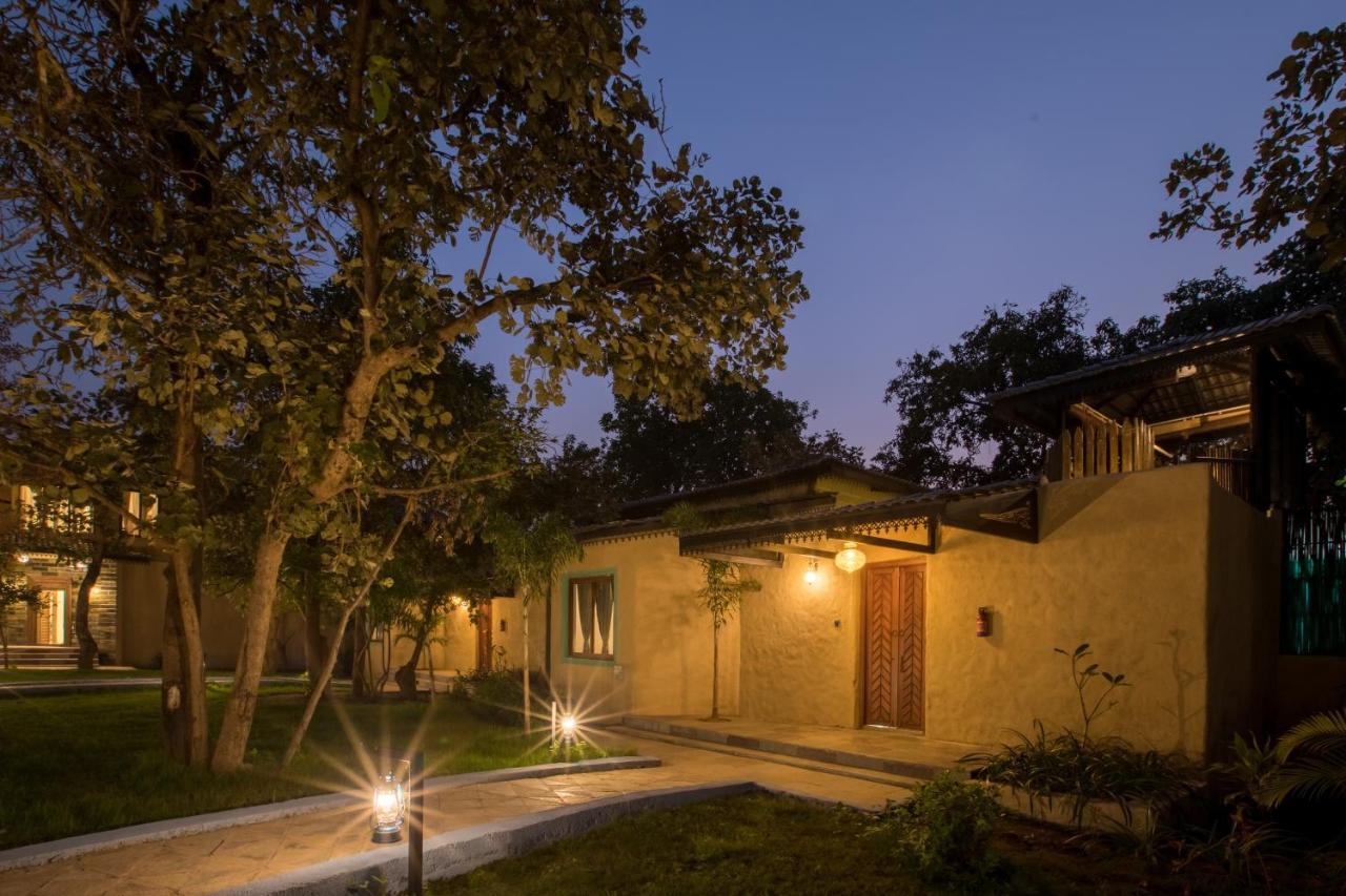 Sterling Padam Pench Hotel Khawasa Bagian luar foto