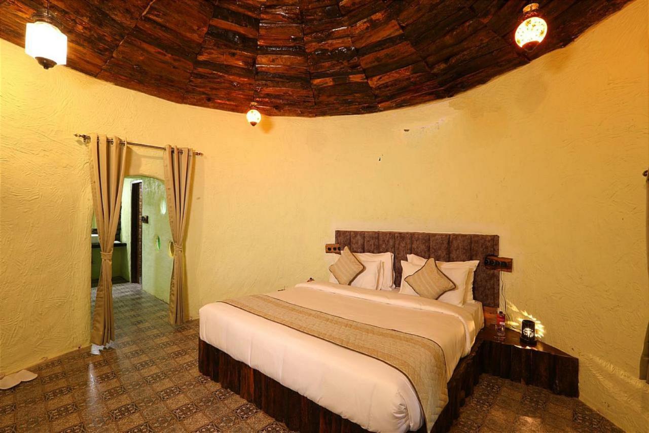 Sterling Padam Pench Hotel Khawasa Bagian luar foto