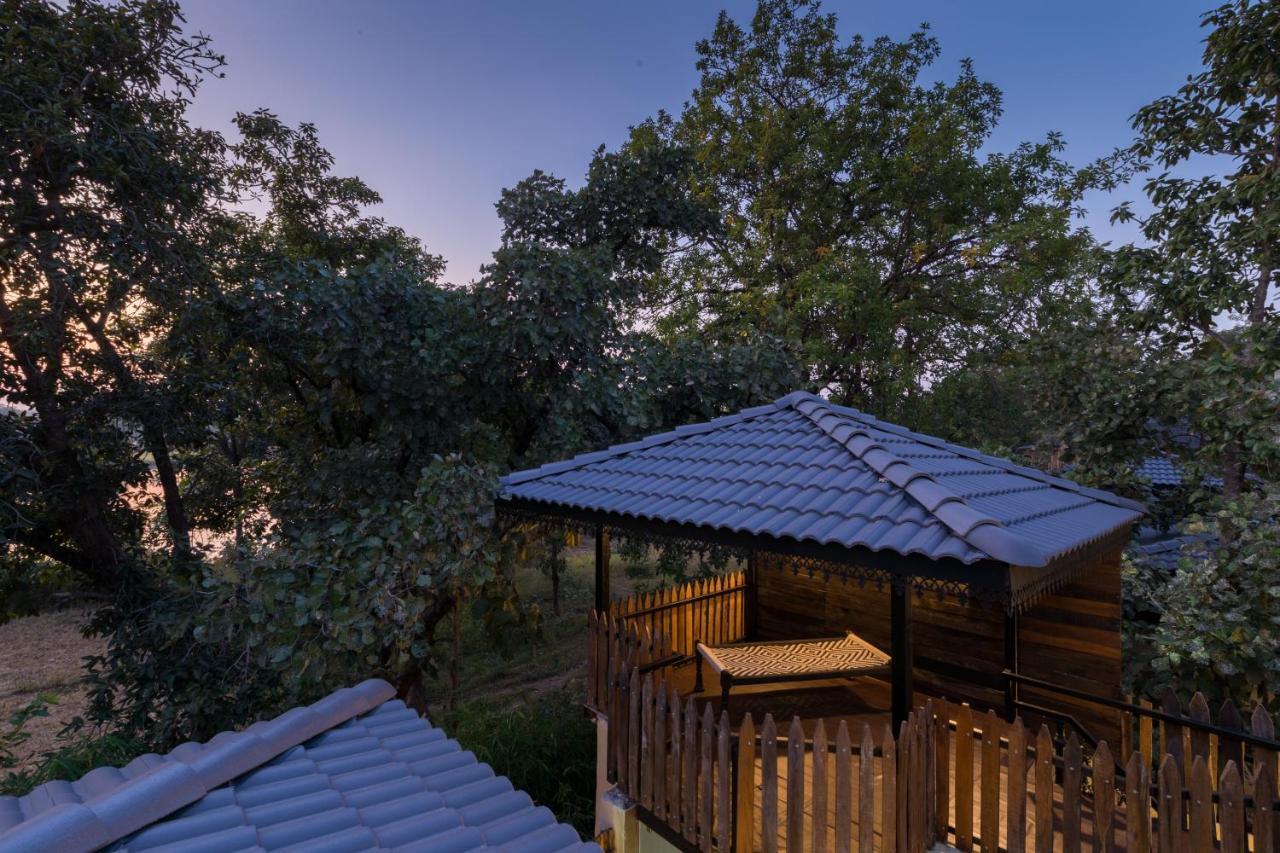 Sterling Padam Pench Hotel Khawasa Bagian luar foto