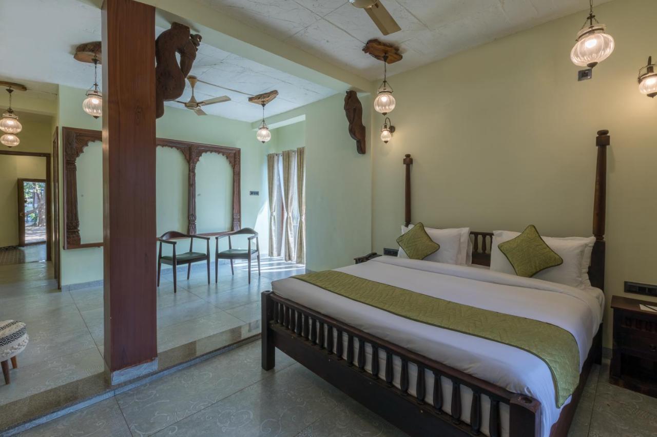 Sterling Padam Pench Hotel Khawasa Bagian luar foto