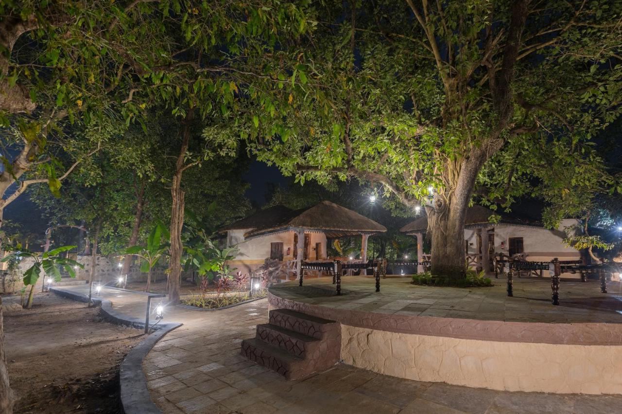 Sterling Padam Pench Hotel Khawasa Bagian luar foto