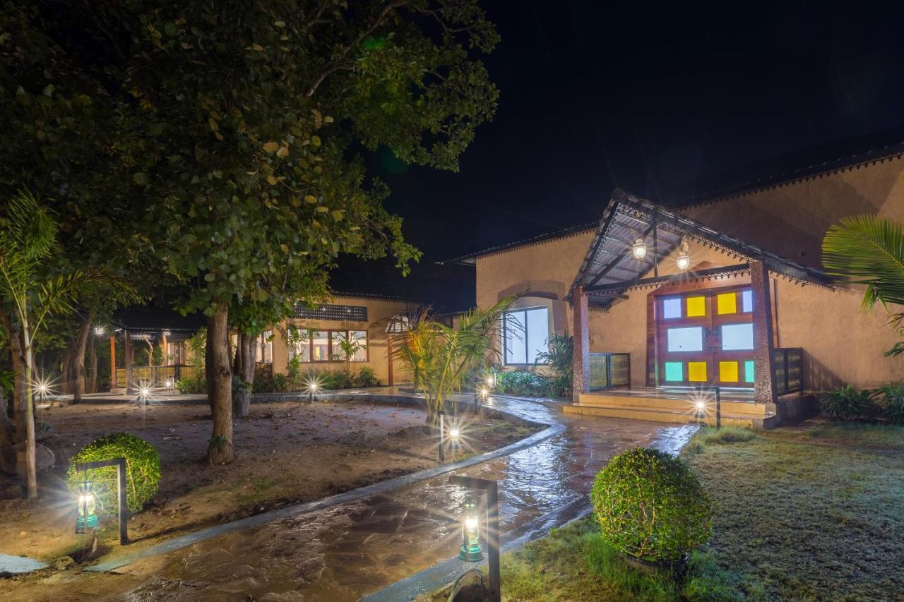 Sterling Padam Pench Hotel Khawasa Bagian luar foto