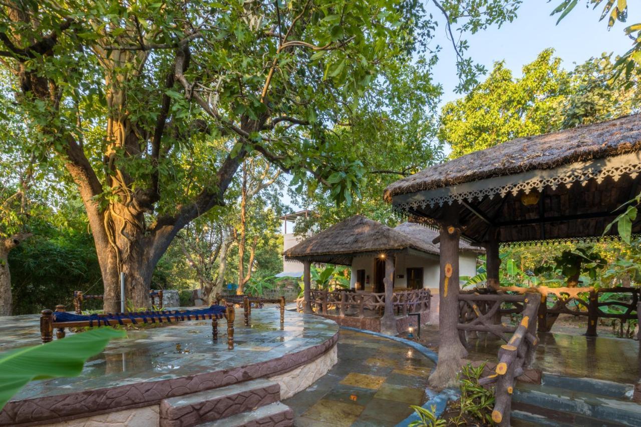 Sterling Padam Pench Hotel Khawasa Bagian luar foto