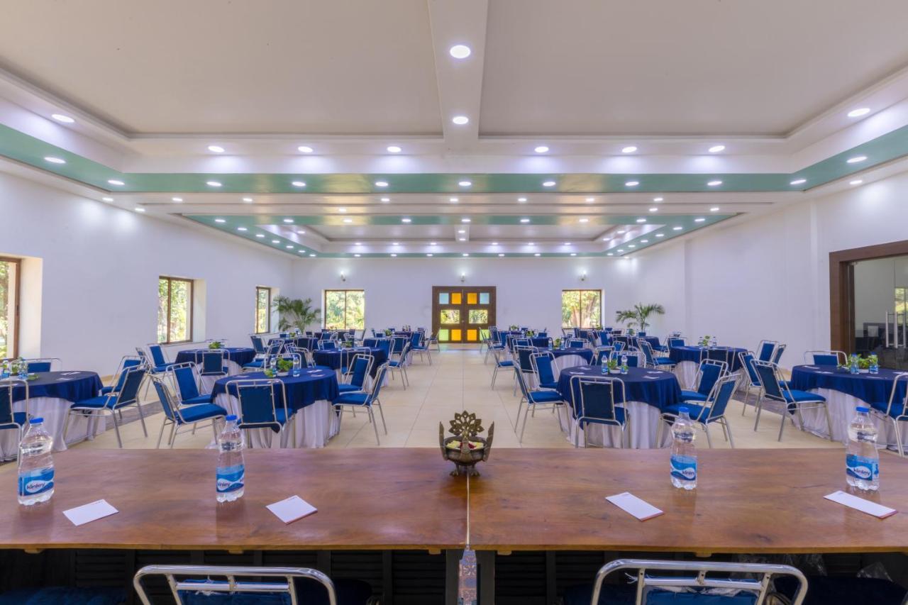 Sterling Padam Pench Hotel Khawasa Bagian luar foto