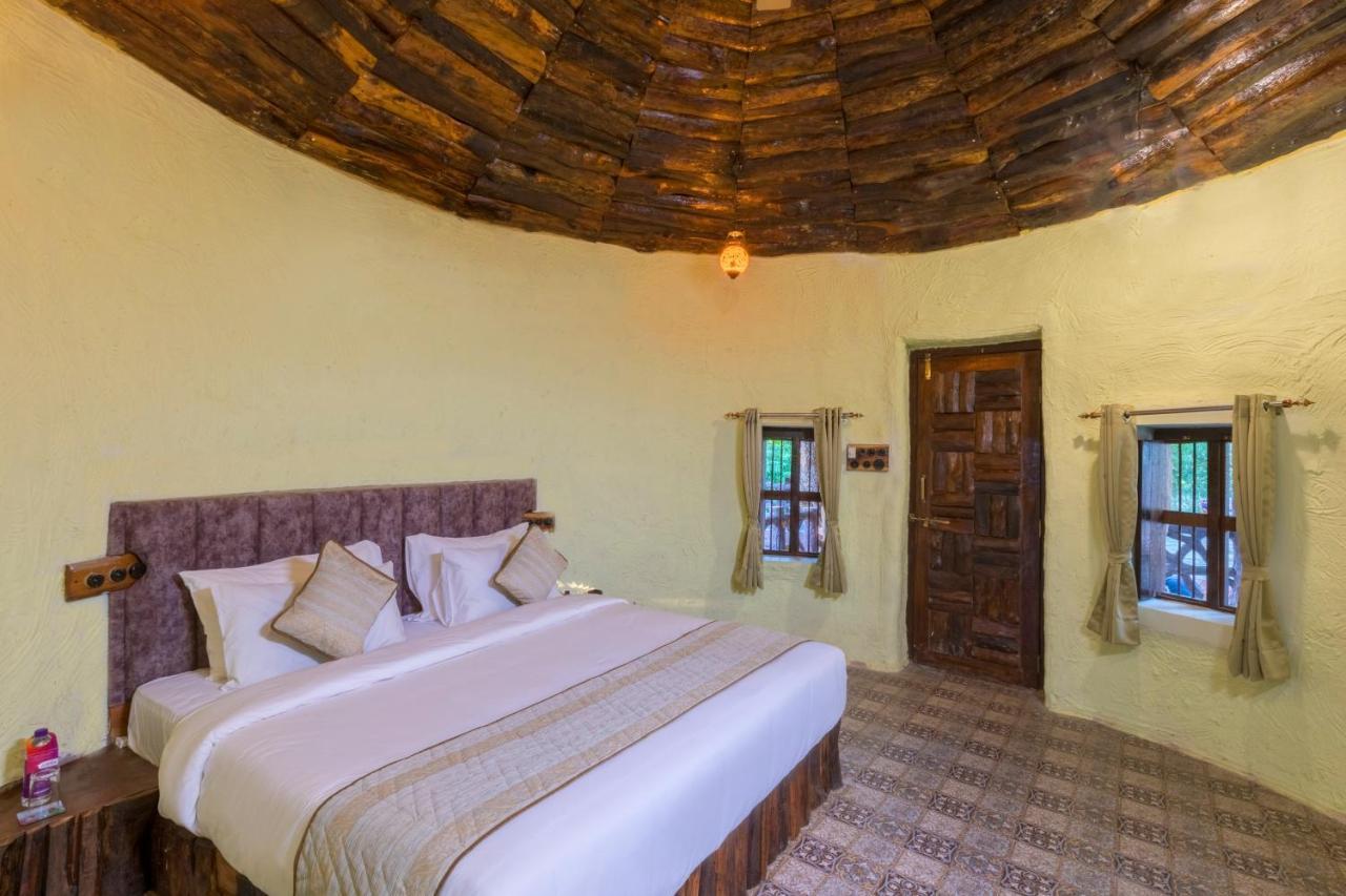 Sterling Padam Pench Hotel Khawasa Bagian luar foto