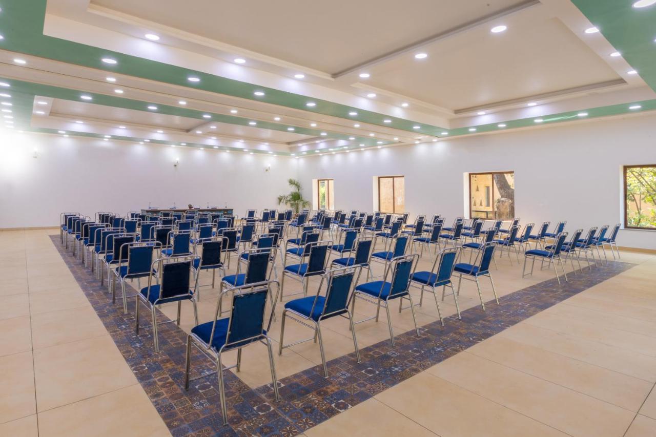 Sterling Padam Pench Hotel Khawasa Bagian luar foto