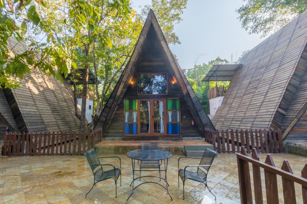 Sterling Padam Pench Hotel Khawasa Bagian luar foto