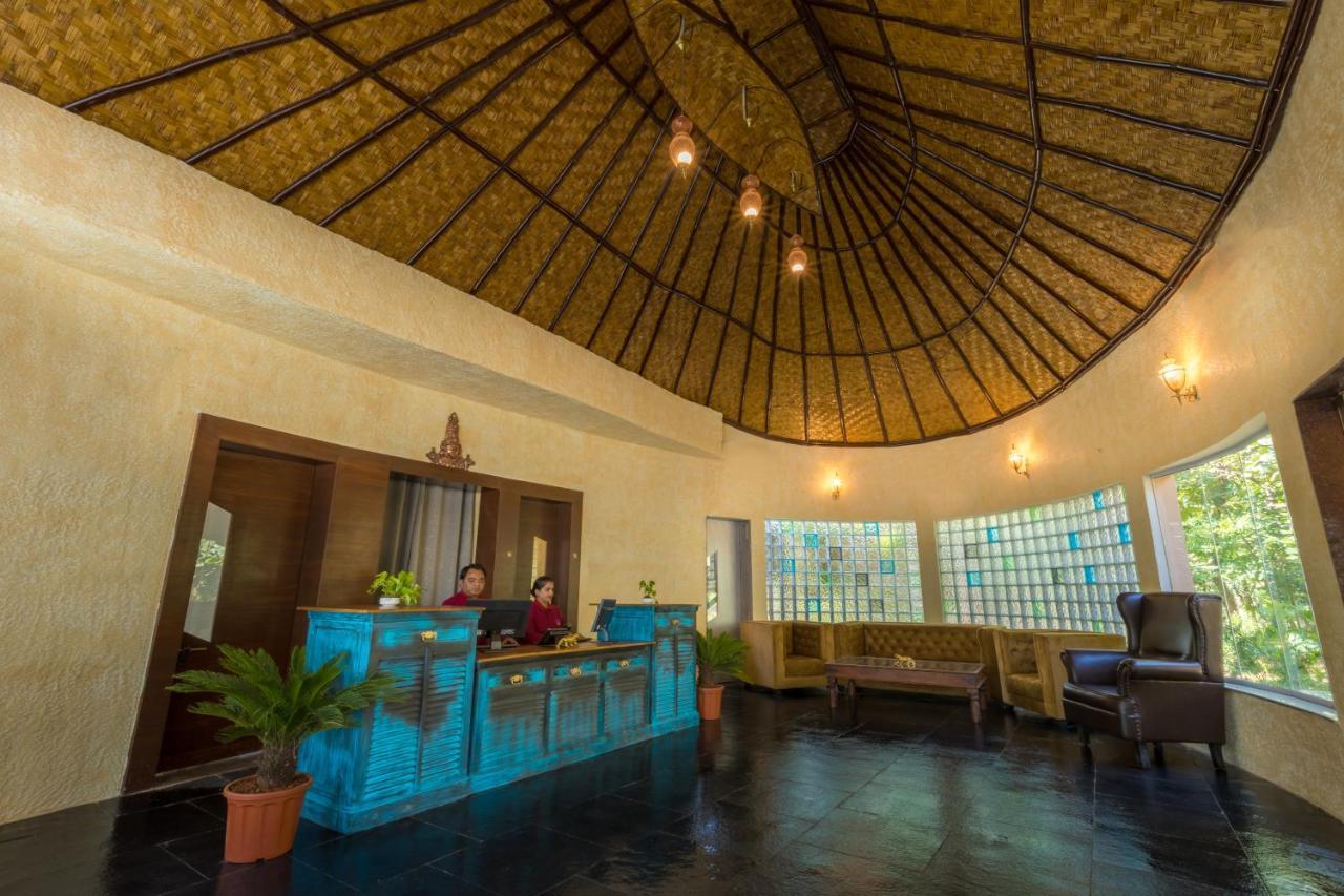Sterling Padam Pench Hotel Khawasa Bagian luar foto