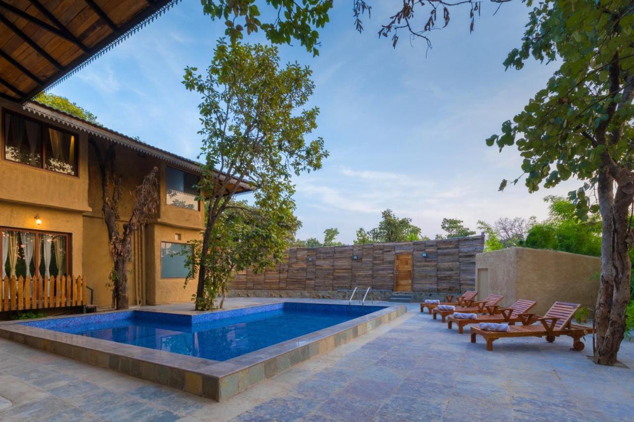Sterling Padam Pench Hotel Khawasa Bagian luar foto