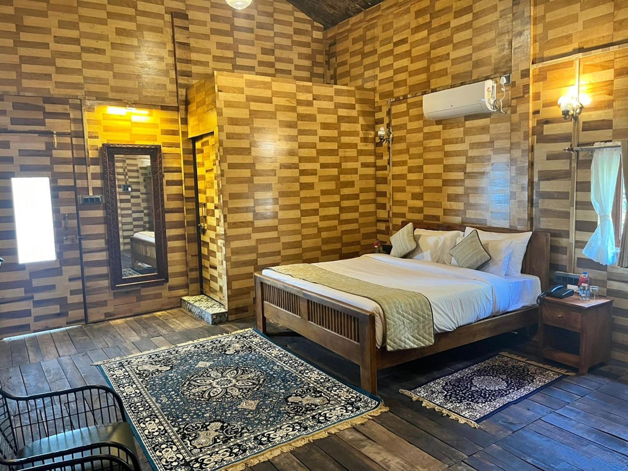 Sterling Padam Pench Hotel Khawasa Bagian luar foto